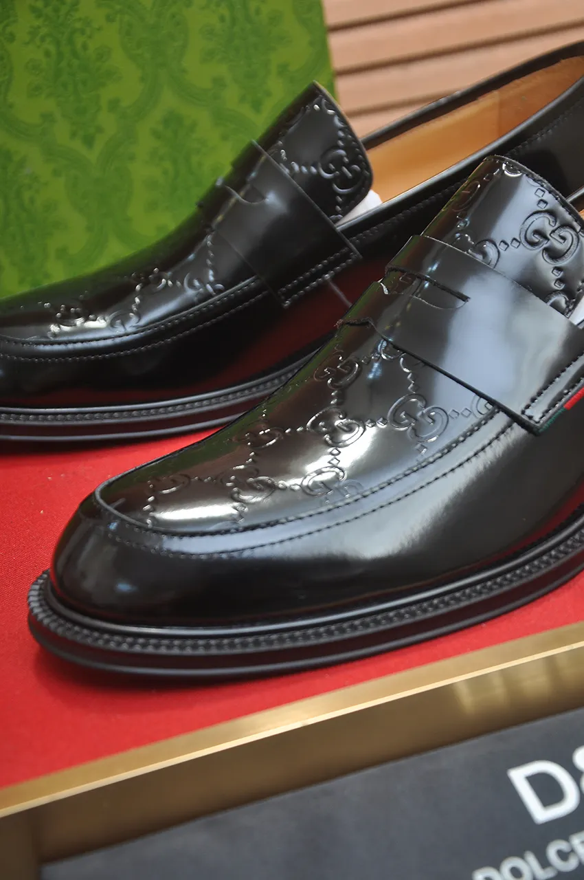 Men's shoes💰500💶Italy's top luxury men's shoe giant (GUCCI) (Gucci) (full cowhide lining) new arrival🍃Original European style🔰 Pleasant to the eye😍In order to make the shoes more durable and non-deformable🌀The production continues to follow traditional methods but there is still no lack of innovation💪Choose original sheepskin for the leather♻️ Smooth and natural And extra bright ⭐Made of imported cowhide, the first choice of rich people 38-45 (45 customized)